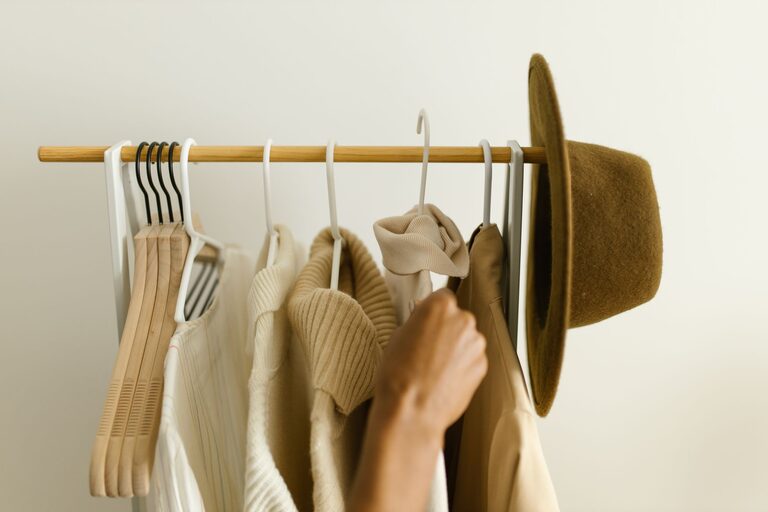 How to Build a Basic Capsule Wardrobe: A Step-by-Step Guide